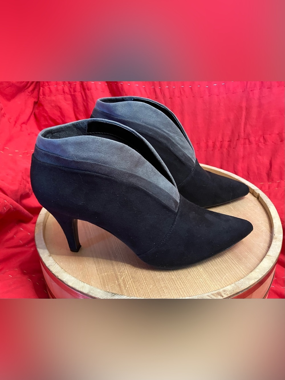 EUC Impo Lillian Womens V cut Faux Suede Heeled Ankle Booties Pointed Toe Sz 8.5